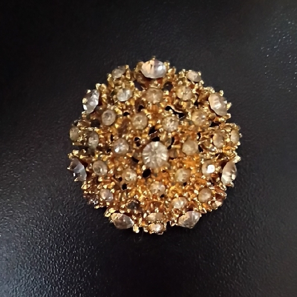 Jewelry - Vintage gold-toned rhinestone dome brooch Costume Jewelry